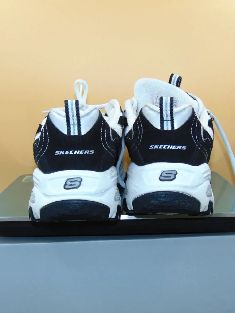 Skechers dlites materials